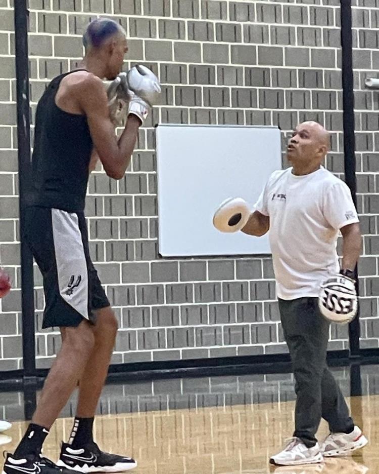 文班亚马与前拳王雷加训练拳击 后者晒出李小龙天勾经典照对比