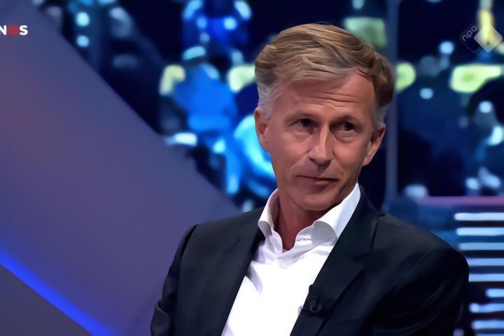 荷女足主帅谈西足协主席亲吻女球员：闻所未闻没什么词去形容