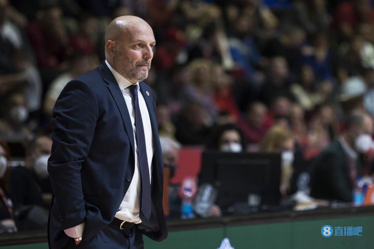 新民晚报：一场比赛只得1分 周琦到底怎么了？