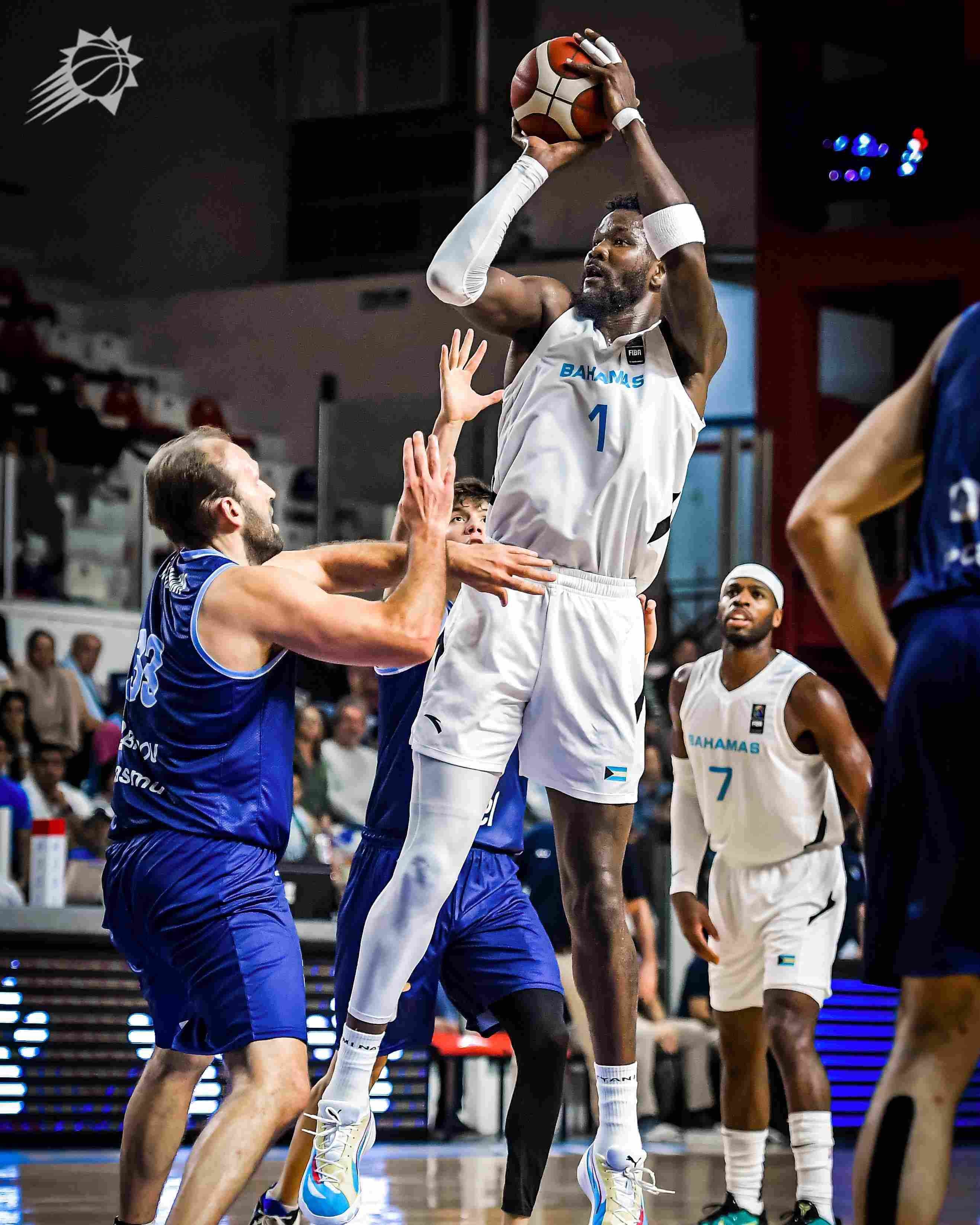 硬！艾顿四战场均15.5分14板 率巴哈马创造历史