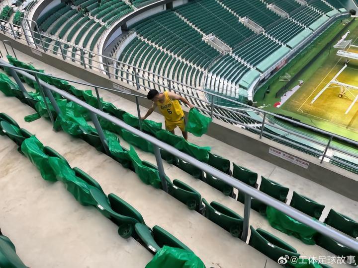 融入球迷，国安前锋方昊前往工体帮忙回收TIFO