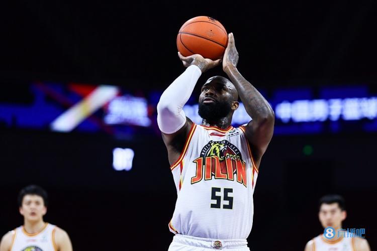 琼斯：不想去一支一直夺冠的球队 我很适合新疆队&会领导帮助球队