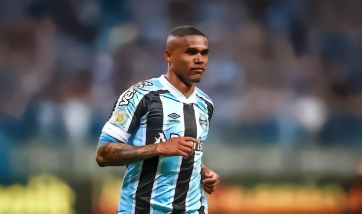 记者：道格拉斯-科斯塔被推荐给了利雅得青年