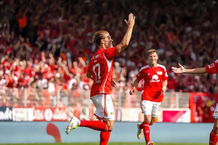 质朴丨草根神锋德甲戴帽后骑自行车走了德甲首轮，柏