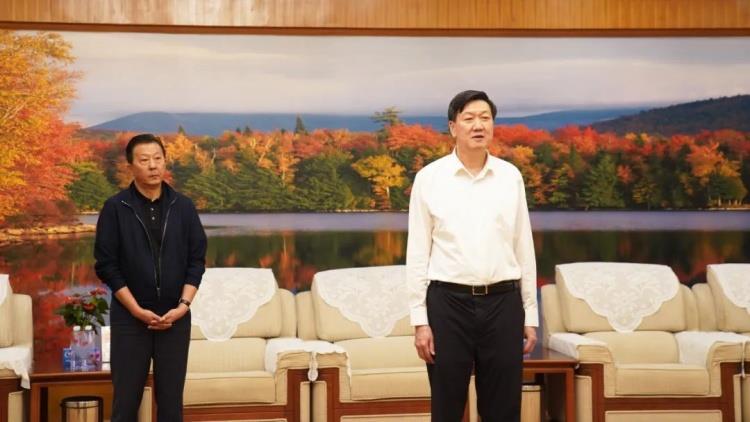 国家体育总局局长高志丹莅临国家男篮热身赛观赛 并看望全体人员