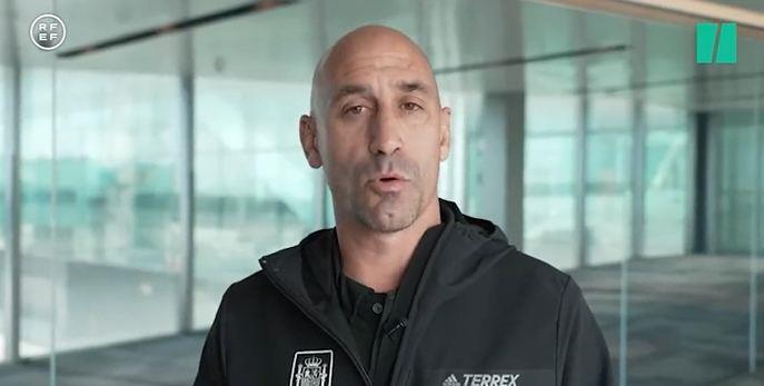 西足协主席致歉强吻女队员：事情自然而然发生 但我错了必须道歉