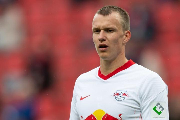 记者：莱比锡后卫克洛斯特曼是拜仁替代帕瓦尔的候选