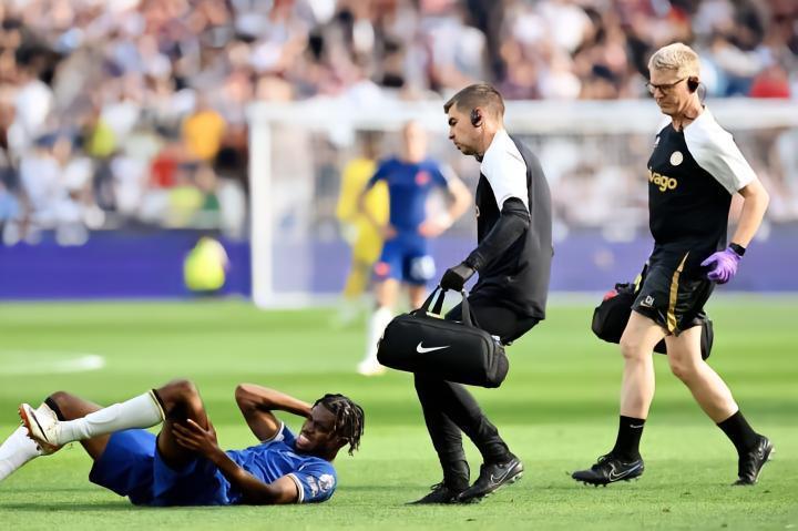 记者：丘库埃梅卡最初猜测内侧副韧带损伤，周一扫描后等结果