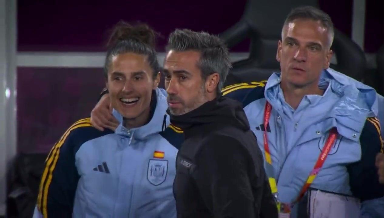 直接上手了西班牙女足主帅疑似庆祝时手直接抓到女性胸上