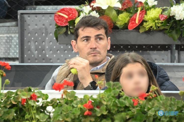 卡西侃西足协主席亲吻女足球员：我错过了什么？有人辞职吗？