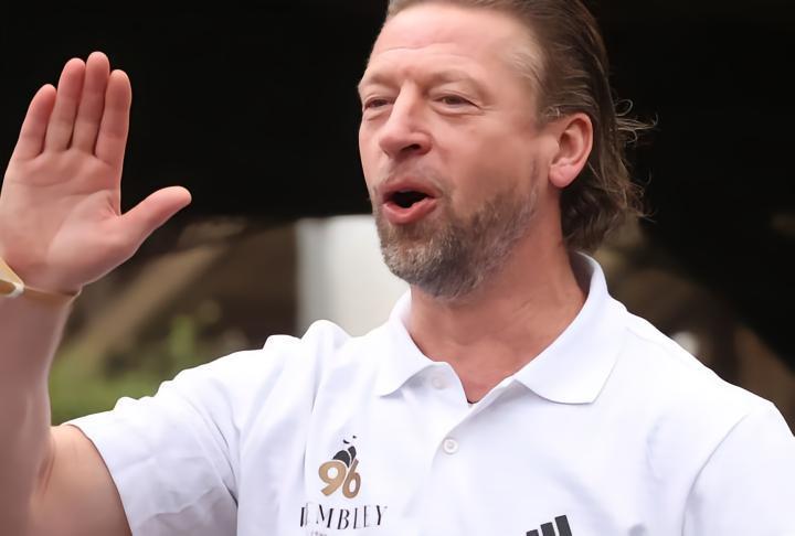 旧将：凯恩转会是拜仁屈服，赫内斯施压让列维笑得前仰后合