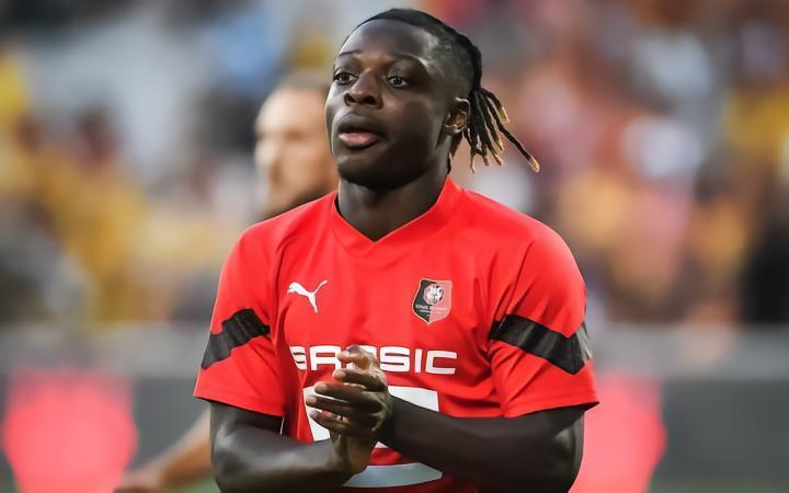 记者：新援多库将身披曼城的11号球衣