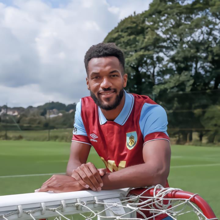 官方：比利时后卫德尔克鲁瓦加盟伯恩利，签约三年