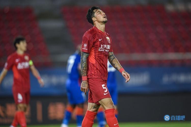 记者：海港后防老将们确实踢不动了，哈维尔也原形毕露