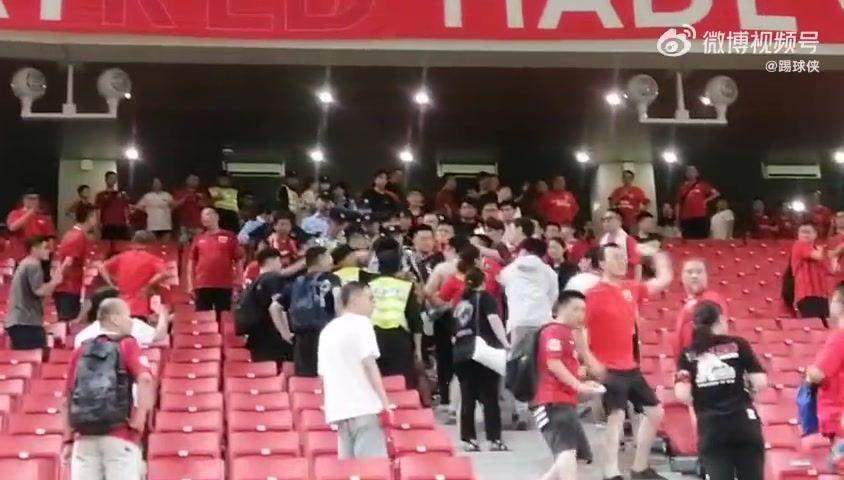啊这海港无缘亚冠正赛，赛后海港球迷内讧打架