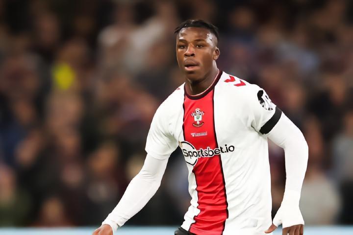 邮报：拜仁加入后卫贝拉-科沙的争夺战，将再次与多特抢人