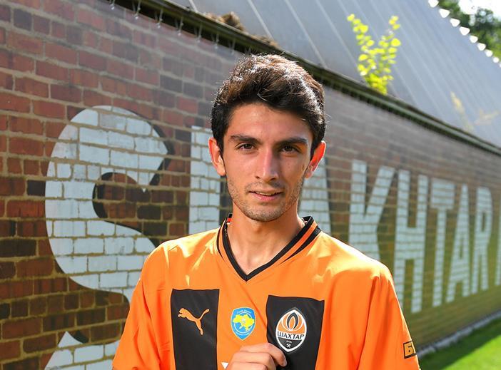 矿工后卫阿扎罗夫作为俱乐部新人接受了第一次采访-