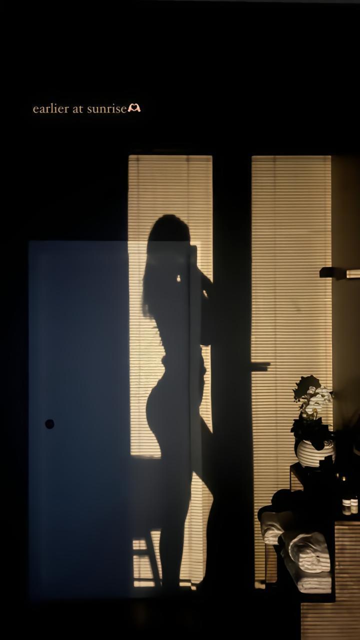 情意绵绵！佩莱和瓦尔加相约网球场，暴汗后享受夕阳互诉衷肠