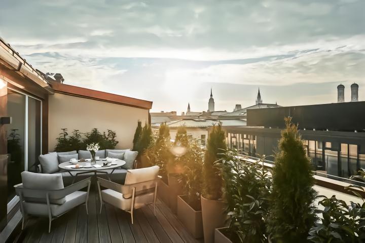 太阳报报道凯恩德国生活：住每晚1万镑酒店，孩子上国际学校