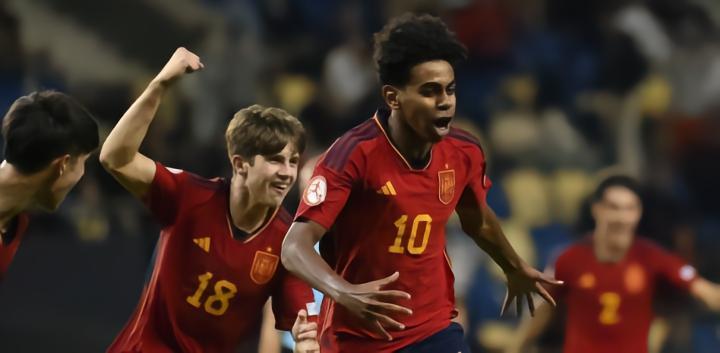 世体：巴萨16岁小将亚马尔可能入选西班牙国家队