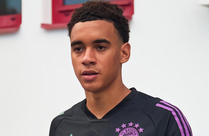 拜仁官方：穆西亚拉左后大腿肌肉纤维撕裂