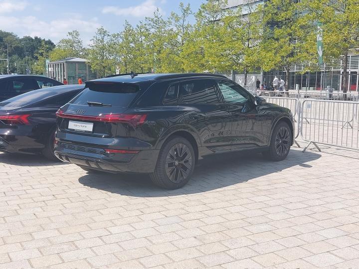 收到新车，凯恩获得赞助商送的奥迪Q8 e-tron