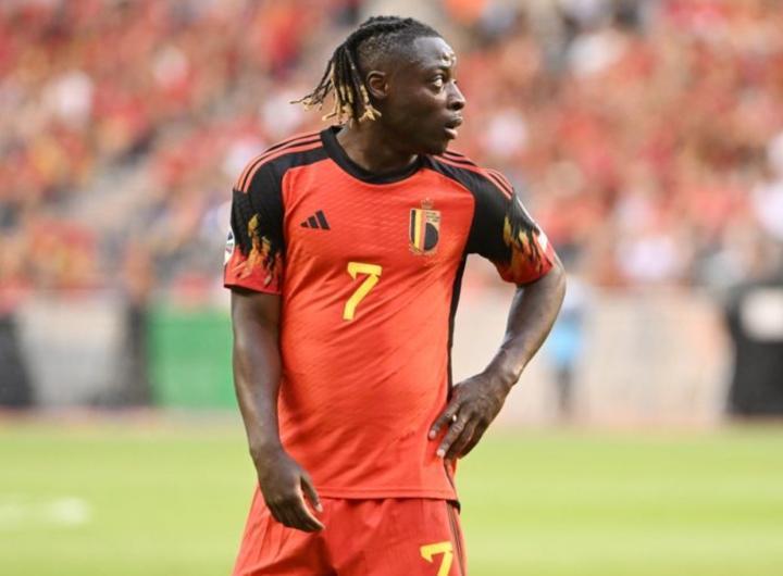 回声报：多库曾参观安菲尔德并获赠球衣；马内告诉他他还年轻