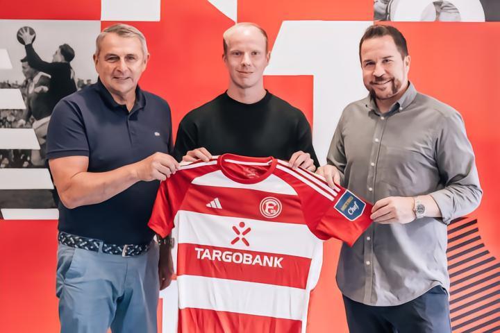 官方：杜塞尔多夫签下前波兰青年国脚亚斯切姆布斯基