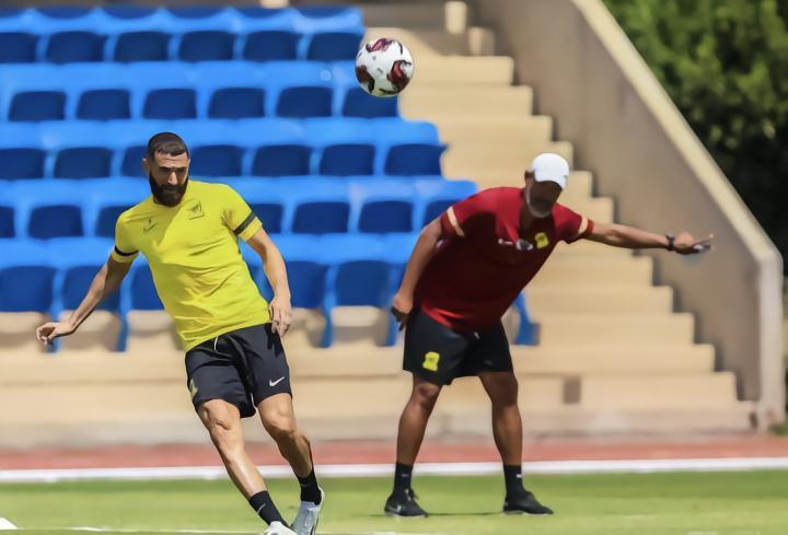 外媒：本泽马与主帅努诺关系紧张，努诺拒绝让本泽马当队长