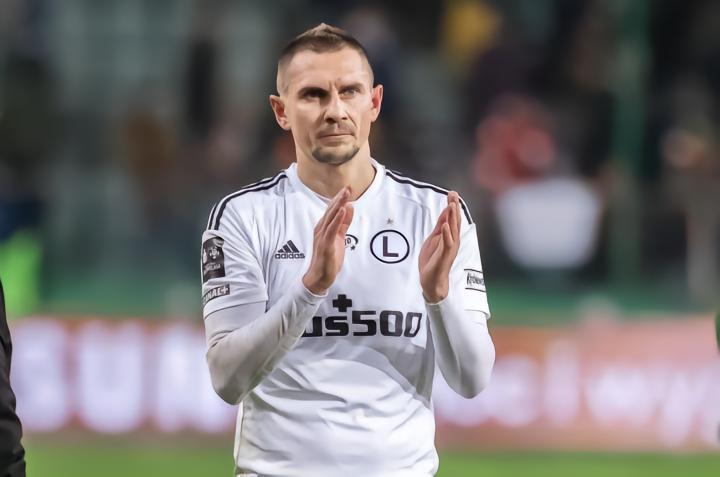 波兰国脚：一名女子在社媒冒充我，还发私信咒骂我妻子