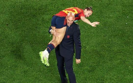 太离谱西班牙足协主席又被爆料决赛后将女足球员扛在肩上！