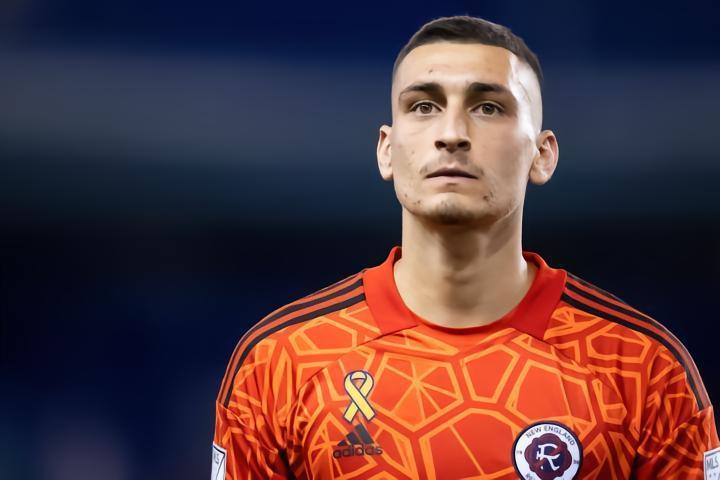 记者：彼得罗维奇已在巴黎通过切尔西的体检，正在等签证