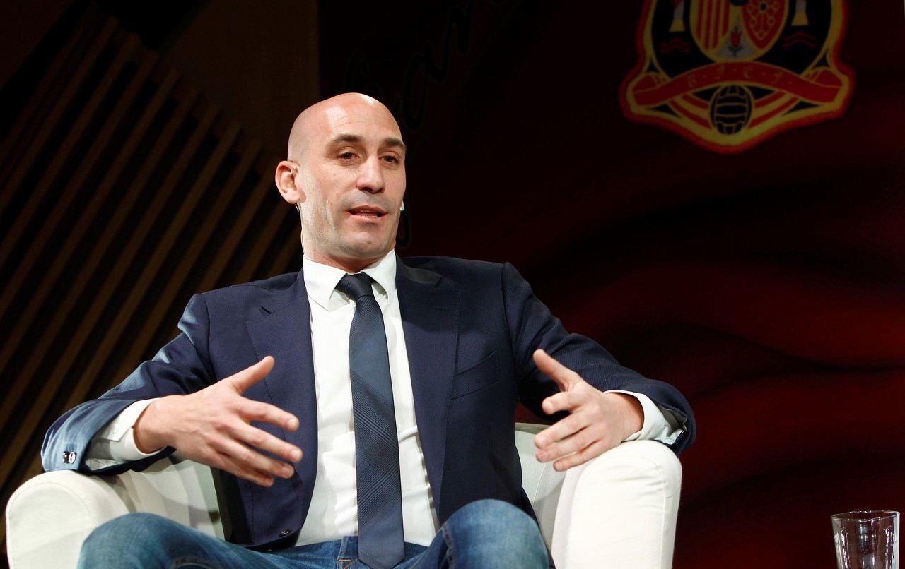 卡西评价西足协主席拒绝辞职&自我辩护：令人尴尬?