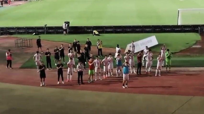 声嘶力竭！海港赛后谢场，球迷高喊：下课！下课！