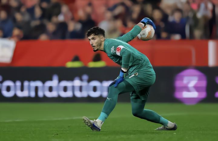 英媒：曼联即将签下25岁费内巴切门将巴因德尔，转