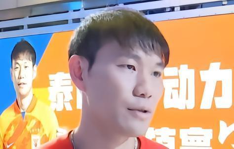 记者：李源一拼抢被踢到头部，目前在医院处理伤口，需要缝针