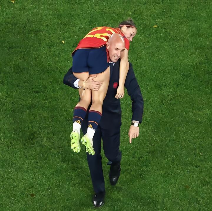 强吻非唯一争议？西班牙足协主席赛后曾揉抱女球员大