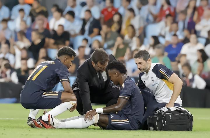 记者：维尼修斯最终检查结果还没出，不过伤情并不乐观