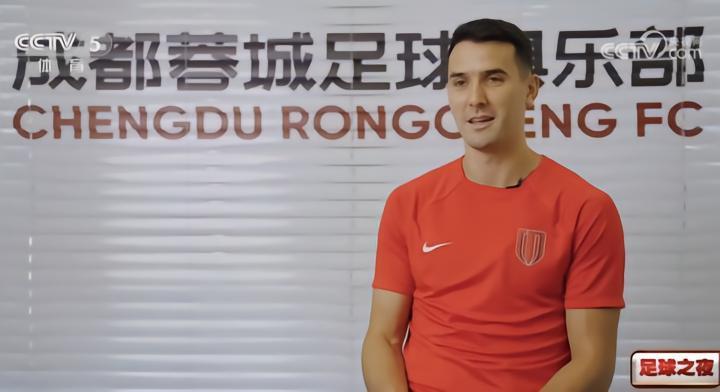 周定洋谈球迷凌晨接机：内心深受触动，很多人都没经历过