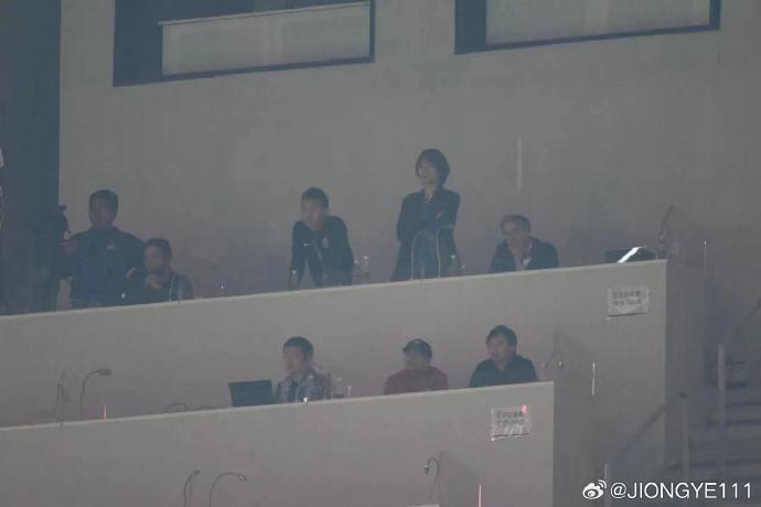 说的是王飞？记者批哈维尔工作态度不认真，还带了吵闹的朋友