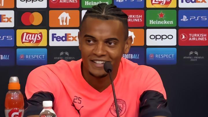 跟队记者：阿坎吉将缺席曼城今晚比赛，多库随队抵达球场