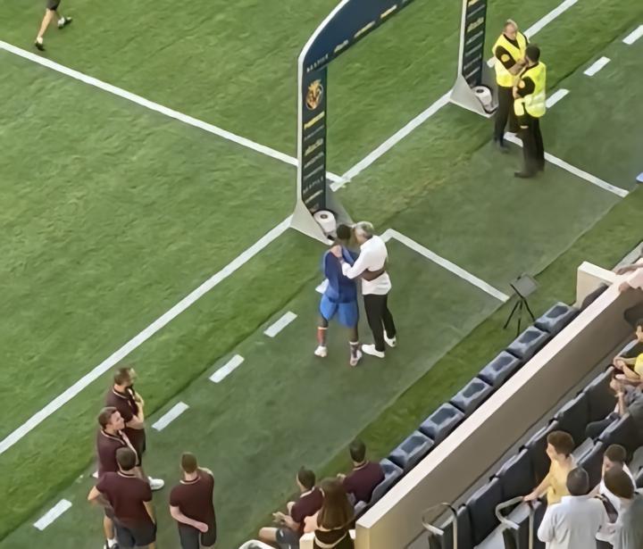 关系不错，法蒂与昔日主帅塞蒂恩赛前互相拥抱寒暄