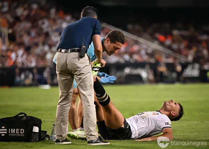 杜罗伤势恢复情况存疑，马里奥-多明戈斯进入比赛大名单