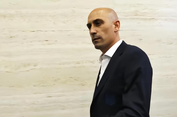 马卡：鲁比亚莱斯母亲绝食抗议，要求找到亲吻事件的解决方法