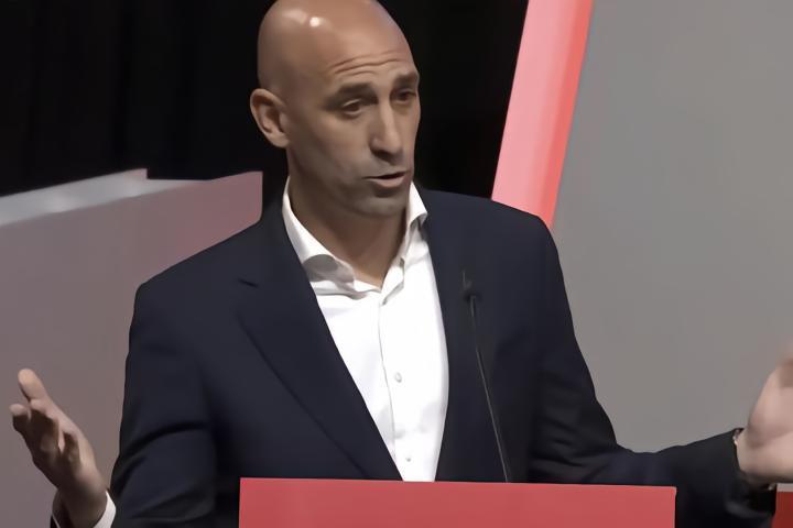 马卡：检察官办公室告知埃尔莫索能以性侵罪名起诉鲁比亚莱斯