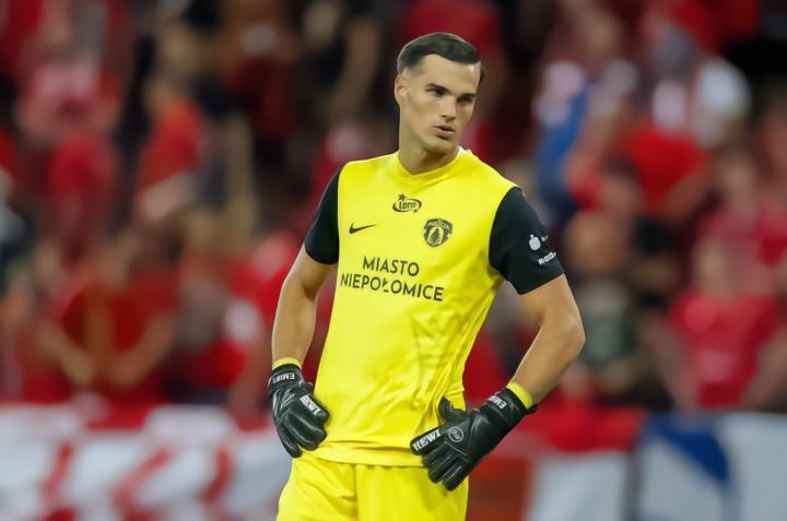 波超门将遭足球流氓围殴 持刀威胁，将面临长期伤停