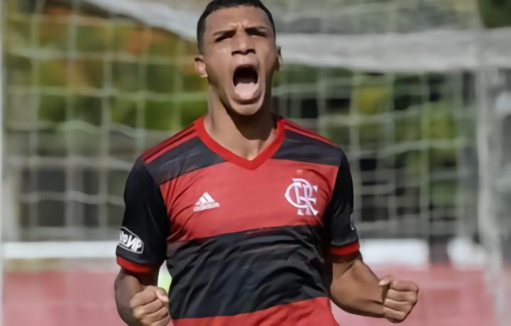 记者：巴萨接近租借弗拉门戈前锋彼得松，含300-400万买断权