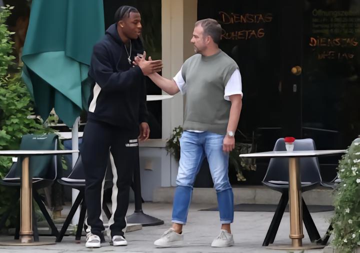 图片报：多特将德国国脚后卫贝拉-科沙看作胡梅尔斯的接班人