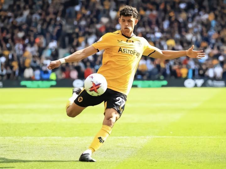 天空：曼城目标努内斯将缺席今晚狼队英联杯的比赛