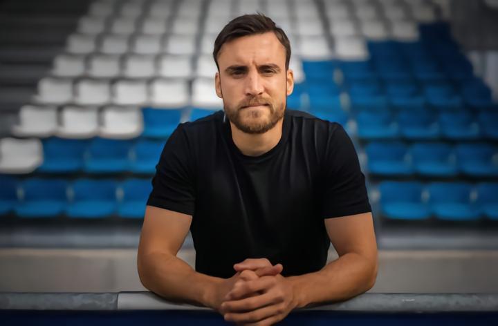 记者：滕哈格更想要塔利亚菲科，球员本人也在推动交易